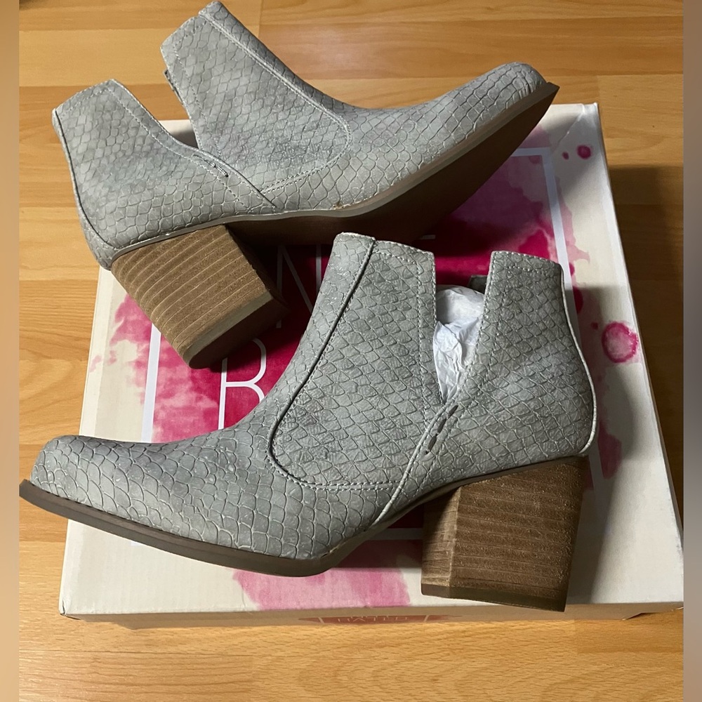 Not Rated Gray Textured Ankle Boots - Size 8.5